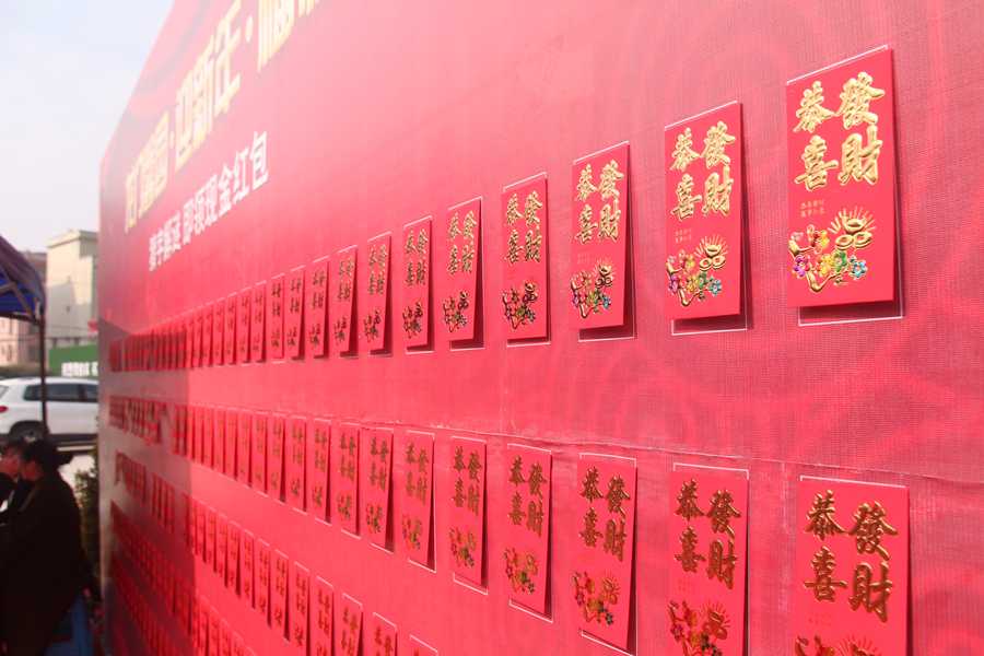 现场准备了猜谜墙,利用注入灯谜题目,供现场嘉宾随意参与,答对