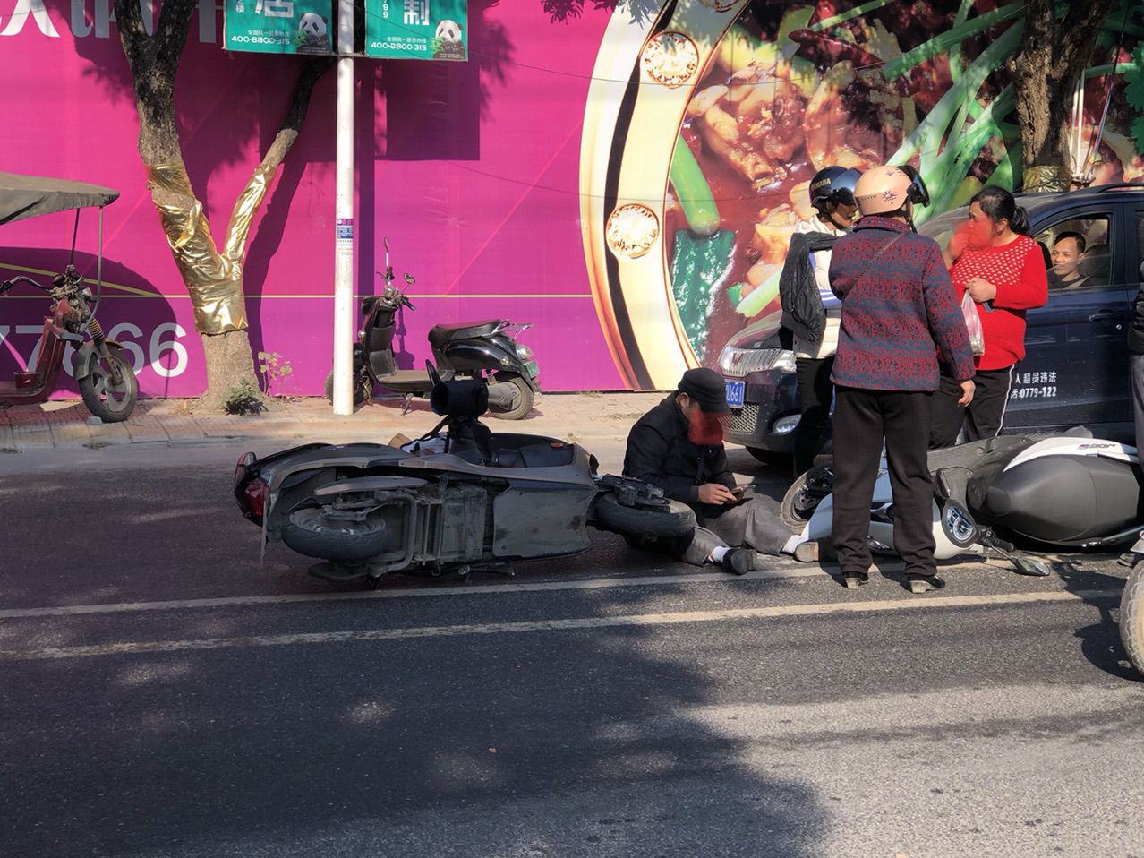 老人開電車過馬路電動車碰撞後