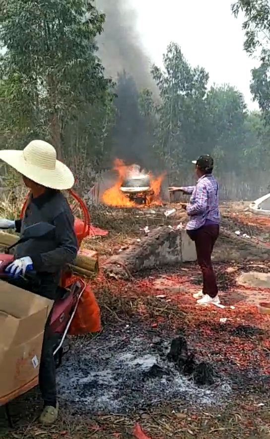 网传清明祭祖放鞭炮不慎把傍边的汽车点着了