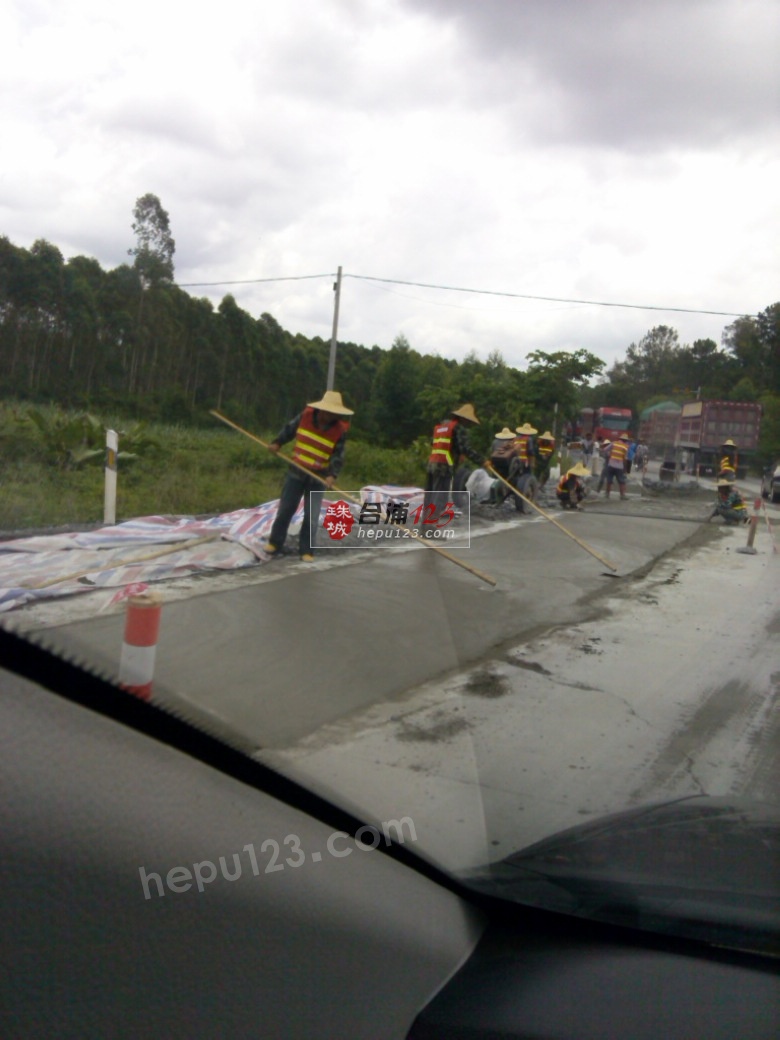 325国道合浦至闸口段正在进行道路维修过往车辆注意小心慢行多图