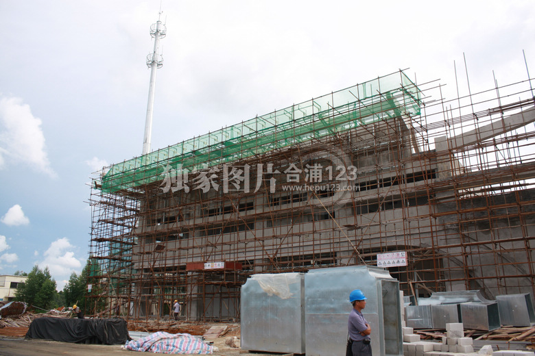 小编探访钦北高铁合浦客运站建设施工现场主体已经建成9月底即可完工